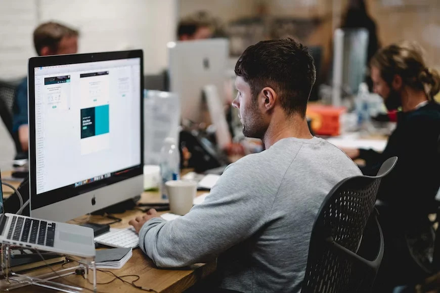 Tasks and Responsibilities of Graphic Designers vs UX Designers visual